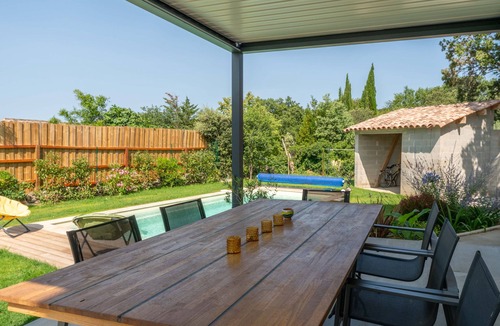 Cabrieres-d'Avignon Villa | Villa 'Mas Mayflower' with Mountain View, Wi-Fi, and Air Conditioning