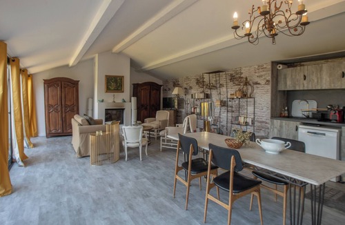 Pernes-les-Fontaines House | Villa Toscane – Countryside Estate with Pool
