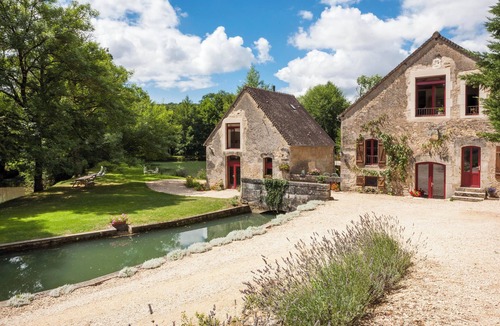 Thury House | Water Mill | Private Lake | Fiber Wifi | Burgundy