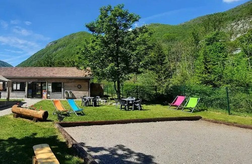 Chezery Forens Cabin | ZEcamping 3 étoiles toboggans animaux acceptés locatif 20m2 4 pers