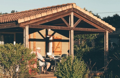 Marminiac Ski Chalet | ZEcamping 3 étoiles piscine dog friendly cottage TV LV clim 35m2 4 pers