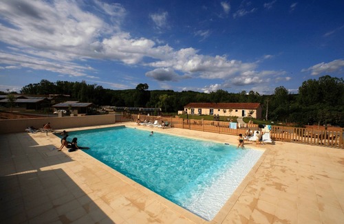 Marminiac Ski Chalet | ZEcamping 3 étoiles piscine chauffée dog friendly cottage TV LV clim 35m2