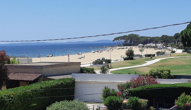 à moins de 100 m de la plage à pied