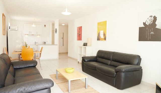 2-Bedrm Center Old Antibes. AirCon. Top-floor. Terasse. 3 Mins to Beach & Train.
