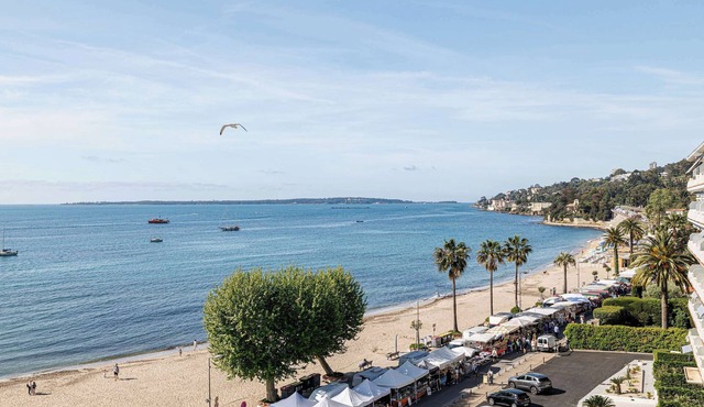2 bedroom with panoramic sea views, beach facing