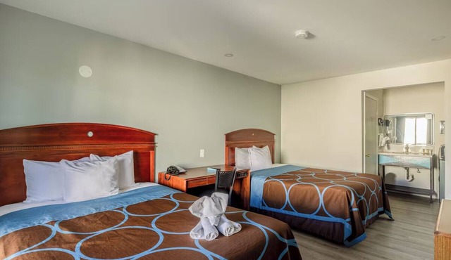 2 Comfortable Rooms with 2 Queen Beds with Historic Route 66 Vibes for Families in Barstow