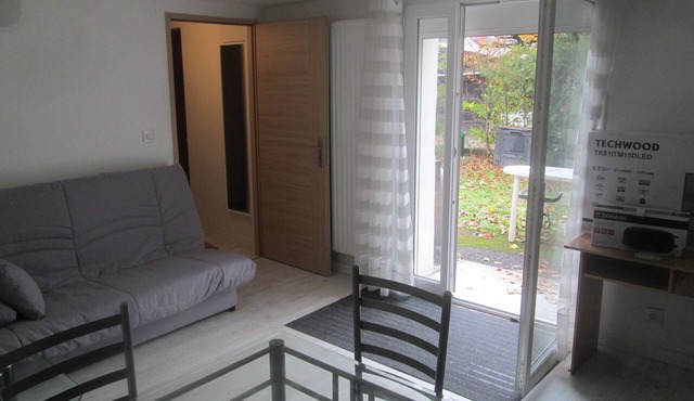 2-room accommodation bedroom and living room with small garden in Échirolles