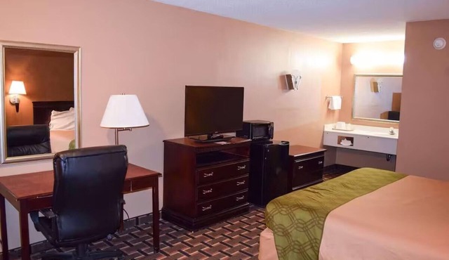 2 Value-Driven Rooms Near Pinetuck Golf Course in Chester County