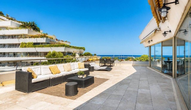 3-Bedroom Apartment with Panoramic Ocean View · 100 m² Terrace · Marina
