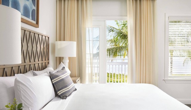 3BR Units with Poolside Bar & Onsite Pools for Family Fun, Onsite Parking in Key West