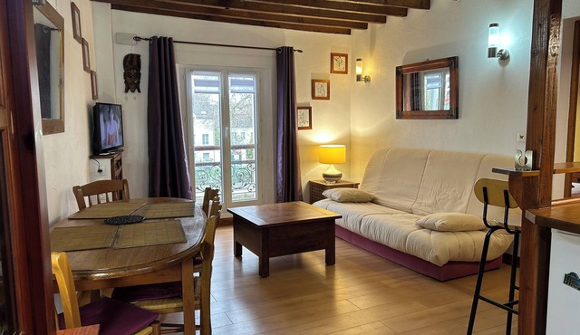 40-square-meter apartment very close to downtown, 40 minutes from Paris Montparnasse