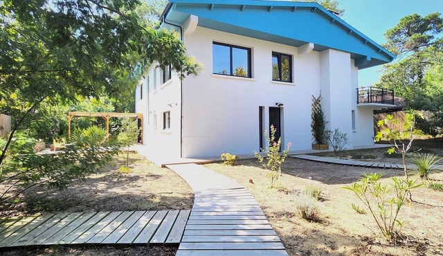 6-bed villa with sauna, garden, and parking near Arcachon Basin