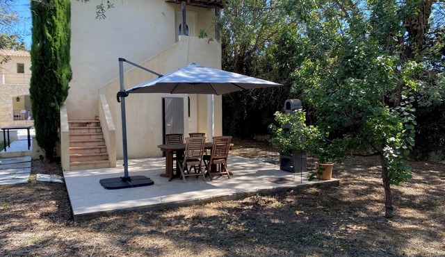 Air-conditioned studio in a quiet, green setting with a pool, 6 km from the beaches.