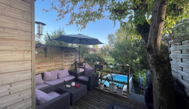 Air-conditioned house with a pool and patio—just steps away from the most beautiful sites in Gironde