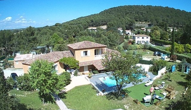 Air-conditioned Provençal villa with a pool (8 m x 4 m)—a haven of peace....