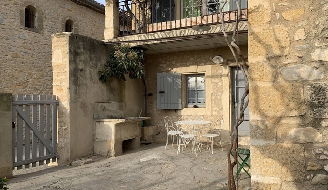 Alpilles, light-filled village house with air-con, courtyard, for 2 or 4