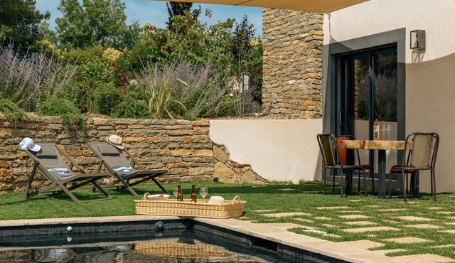 An apartment with a garden, a terrace and a Jacuzzi in a vineyard estate – Sleeps 4