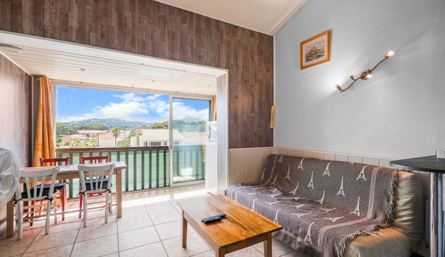 Apartment 'T2 5 Minutes from the Beach' with Wi-Fi and Air Conditioning