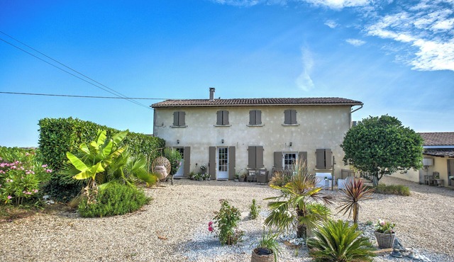 Apartment 'Le Nid Du Charmant' with Private Garden, Wi-Fi and Air Conditioning in Montagne