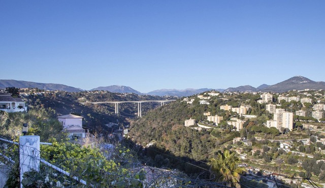 Apartment T3 air-conditioned on one level on the heights of Nice