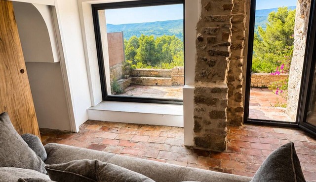 Apartment with a view and a terrace in the heart of Le Castellet