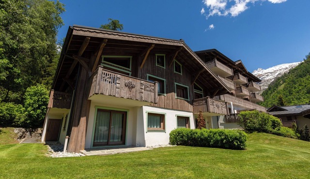 Apt BecD4 Chalet-Style w/Parking for 8, Le Tour (Argentière), France