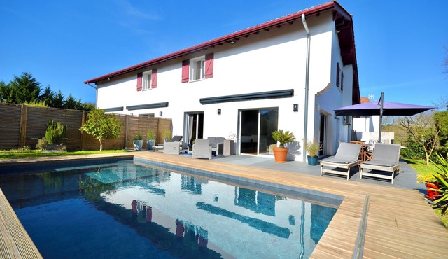 Arbonne - contemporary house with swimming pool