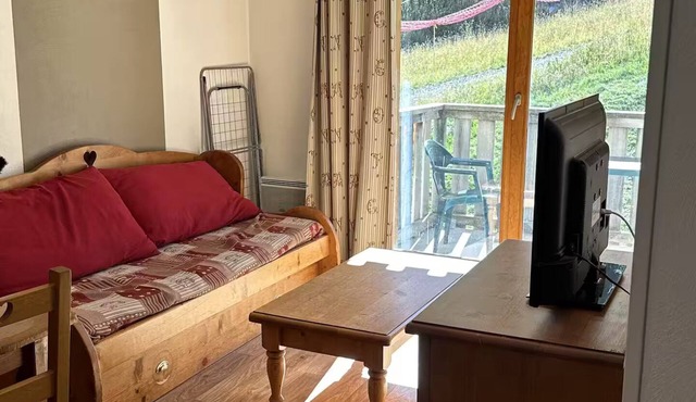 At the foot of the ski slopes, 2 bedrooms, all on foot, quiet, pool, spa