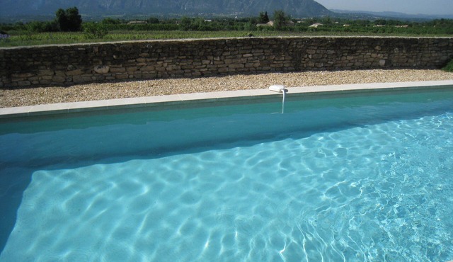 Authentic farmhouse facing the LUBERON, quiet location, secure private pool,