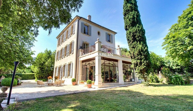 Bastide for rent 10 min from Aix-en-Provence amidst vineyards