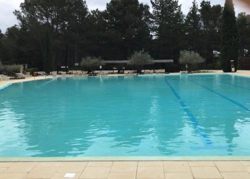 Bastidon provençal dans domaine naturiste avec accès gratuit parc aquatique