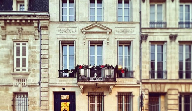 Beautiful building 250m2 + courtyard in the heart of Bordeaux