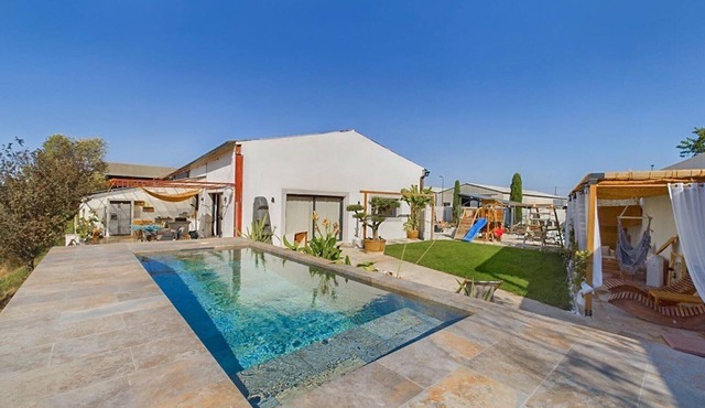 Beautiful home in Eyragues with WiFi