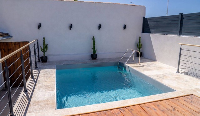Beautiful house, pool, and studio - Sleeps 7