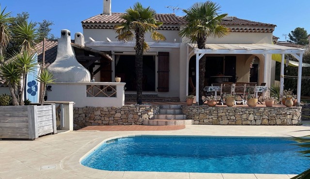Beautiful Provencal villa, quiet, south-facing, air-conditioned, private pool, beaches 6km in Fréjus