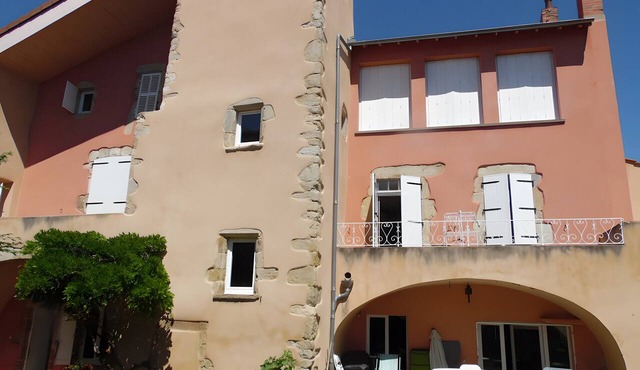 Bed and Breakfast 'Chambre Haute - Chambre Haute' with Private Garden and Wi-Fi in Saint-Germain-Lembron