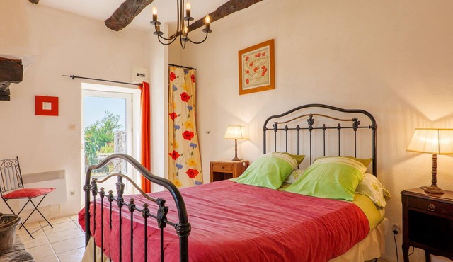 Bed and Breakfast 'Chez Bacchus - Chambre Merlot' with Shared Garden and Wi-Fi
