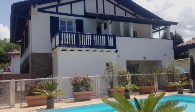 BIDASSOA - Apt 3*** dans Villa typique avec piscine