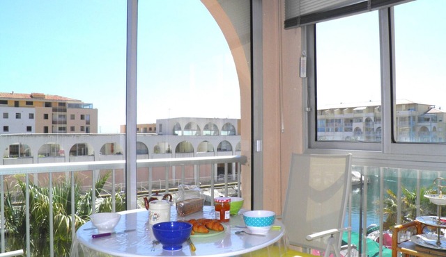 Bright 2-room flat with loggia and parking in Sète