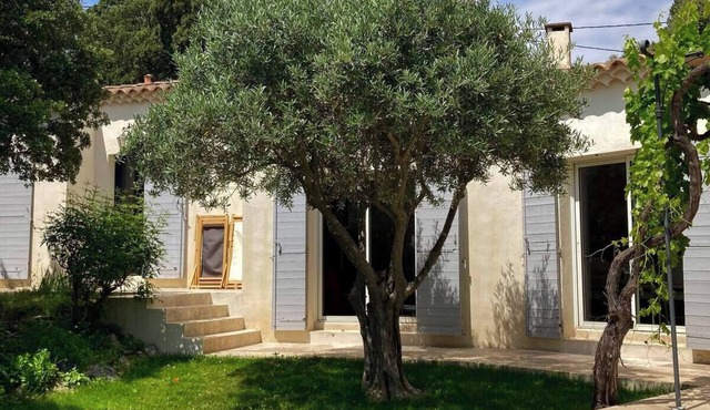 Candau Villa, a green haven with a wooded garden and a pool, 5min from Avignon in Les Angles