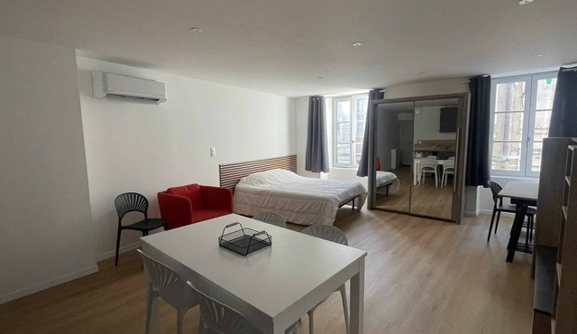 Centrally located air-conditioned studio with wifi and fully equipped kitchen in Châteauroux