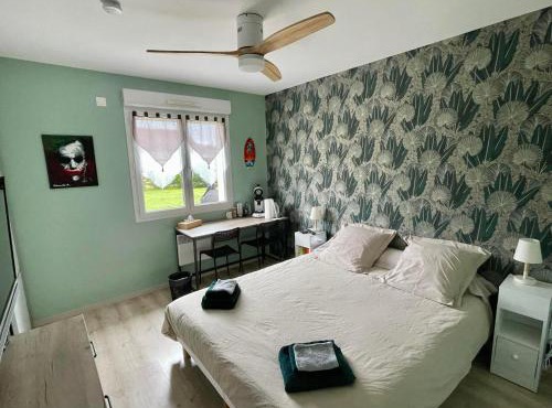Chambre chez Delphine et Guillaume salle de bain et wc commun
