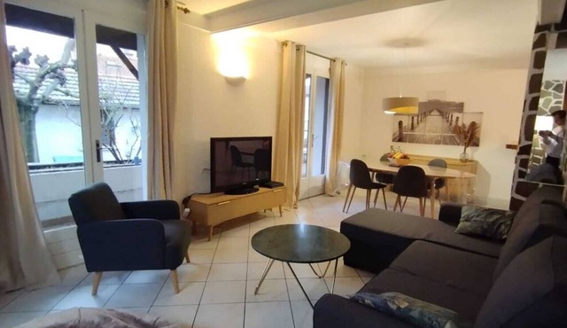 Charmante Maison Avec Jardinet Offrant de 4 à 6 Lits à 10 Minutes de Lyon Centre