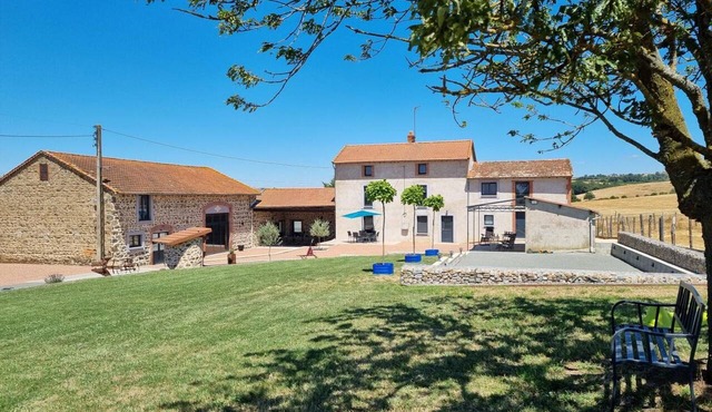 Charming air-conditioned country house - 12 guests