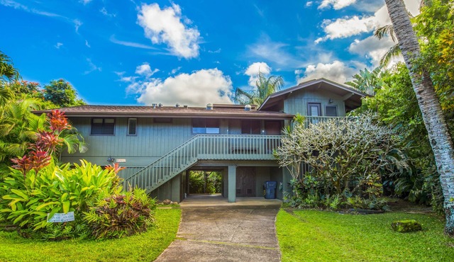 Charming and Immaculate - Walkable to Beach and Town - Sleeps 10 in Hanalei