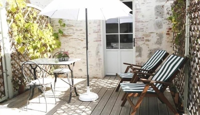 Charming Cottage in Former School with Private Terrace, WiFi & Bikes, Near Thalassotherapy in Talmont-Saint-Hilaire