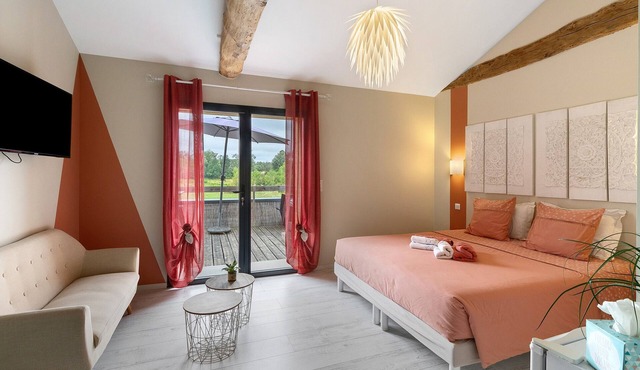 Charming Guest Room with Table d’hôtes, Shared Pool, Wi-Fi, and Air Conditioning in Pays-de-Belvès