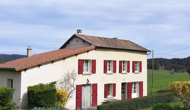 Charming House in Saint-Hilaire: Nature Retreat Near Puy-de-Dôme
