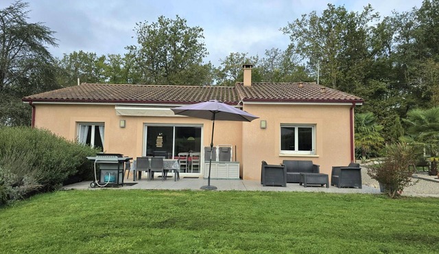 Charming House near Périgueux with WiFi, Enclosed Garden, and Baby Equipment in Champcevinel