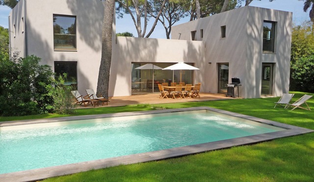 CHARMING LUXURY VILLA 200m2 in unspoiled nature 3000m2 near the Garoupe in Antibes